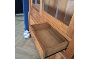 Houten glazen kast