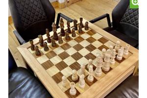 Als Nieuwe Schaak Bijzettafel met grote Schaak stukken