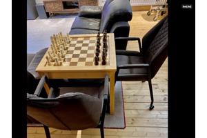 Als Nieuwe Schaak Bijzettafel met grote Schaak stukken