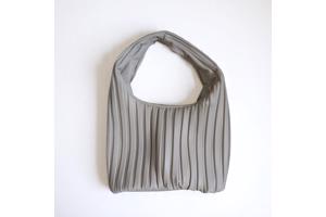 beige schoudertas met brede schouderband