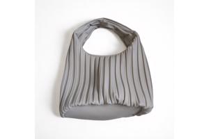 beige schoudertas met brede schouderband