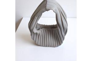 beige schoudertas met brede schouderband