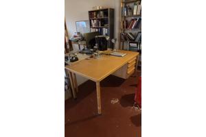 3 houten bureau's in goede staat