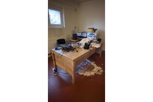 3 houten bureau's in goede staat