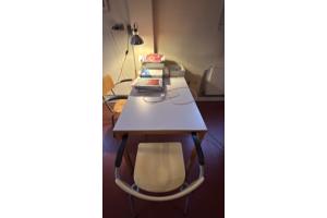 3 houten bureau's in goede staat