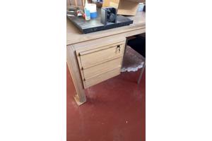 3 houten bureau's in goede staat