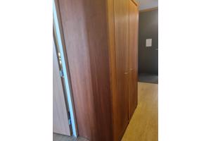 Hoge houten kast