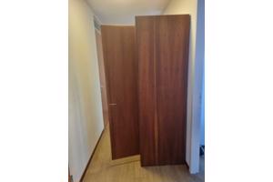 Hoge houten kast