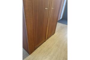 Hoge houten kast
