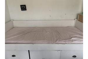 Bed met ladens en matras