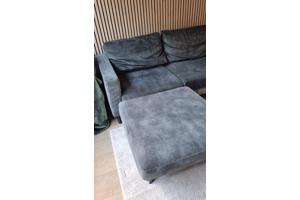 Groene fluwelen driezitsbank met hocker
