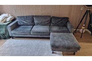 Groene fluwelen driezitsbank met hocker