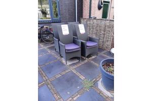 4 tuinstoelen en een tafel