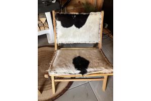 2 Teakhoutenstoelen met vacht