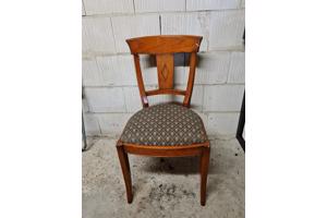 4 houten stoelen met stoffen bekleding