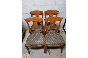 4 houten stoelen met stoffen bekleding