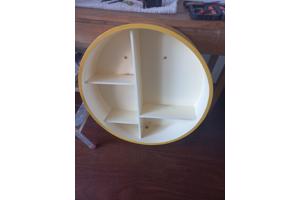 2 kasten rond, wat beschadigd