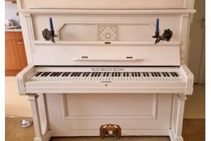 Antieke ivoorkleurige piano