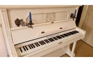 Antieke ivoorkleurige piano