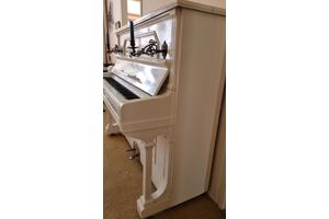 Antieke ivoorkleurige piano