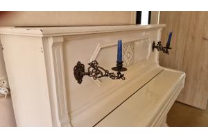 Antieke ivoorkleurige piano