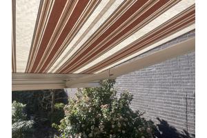 Elektrisch knikarm zonnescherm