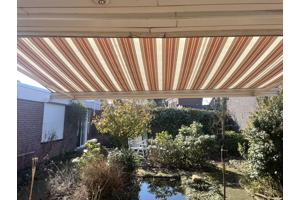 Elektrisch knikarm zonnescherm