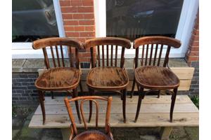 4 houten café stoelen