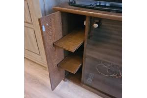 Klein kastje / dressoir met glazen deur