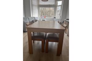 Houten vintage tafel met 4 stoelen en uitschuifstuk
