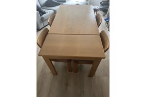 Houten vintage tafel met 4 stoelen en uitschuifstuk