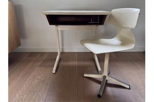 Vintage kinderbureau met bijpassende stoel | retro bureau