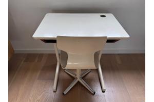 Vintage kinderbureau met bijpassende stoel | retro bureau