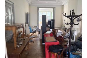 Diverse meubels, waaronder enkele kasten