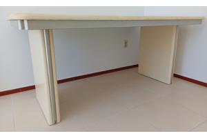 Een stevige mdf tafel. De poten kunnen worden afgeschroefd.