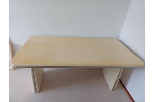 Een stevige mdf tafel. De poten kunnen worden afgeschroefd.
