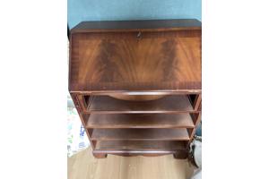 Antiek bureautje. Bureaublad kan worden gesteund.