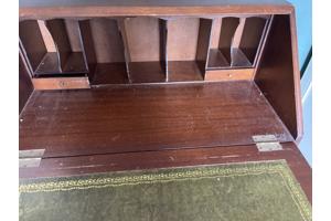 Antiek bureautje. Bureaublad kan worden gesteund.