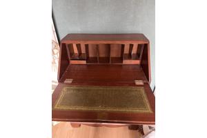 Antiek bureautje. Bureaublad kan worden gesteund.