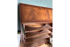 Antiek bureautje. Bureaublad kan worden gesteund.