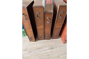 Antiek bureautje. Bureaublad kan worden gesteund.