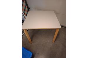 Tafel met wit formicablad en beuken poten