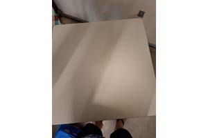 Tafel met wit formicablad en beuken poten