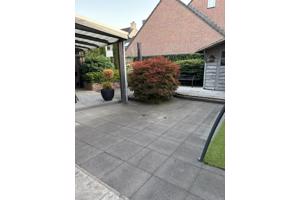 85 terrastegels en 125 betontegels
