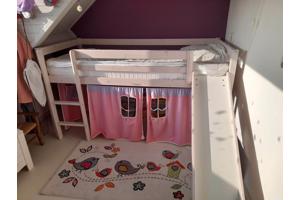 hoogslaper met glijbaan en gordijntjes
