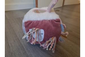 Autostoeltje met voetenzak en speeltjes