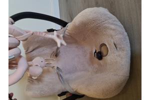 Autostoeltje met voetenzak en speeltjes