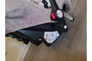 Autostoeltje met voetenzak en speeltjes