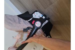 Autostoeltje met voetenzak en speeltjes