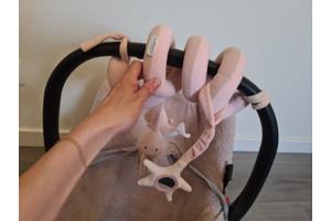 Autostoeltje met voetenzak en speeltjes